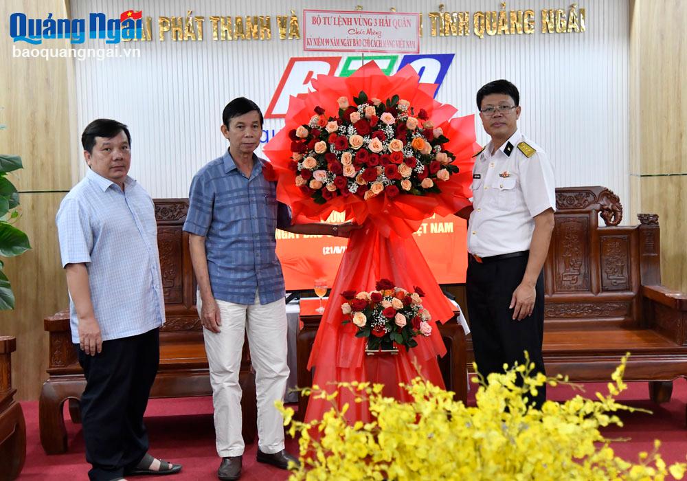 Thượng tá Nguyễn Thanh Minh - Phó Chính ủy Lữ đoàn 680 tặng hoa, chúc mừng Đài phát thanh và truyền hình tỉnh Quảng Ngãi.