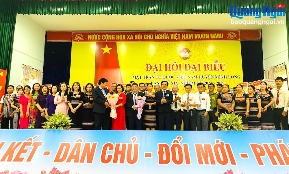 ác ủy viên Ủy ban MTTQ Việt Nam huyện Minh Long khoá XIX, nhiệm kỳ 2024 - 2029 ra mắt đại hội.