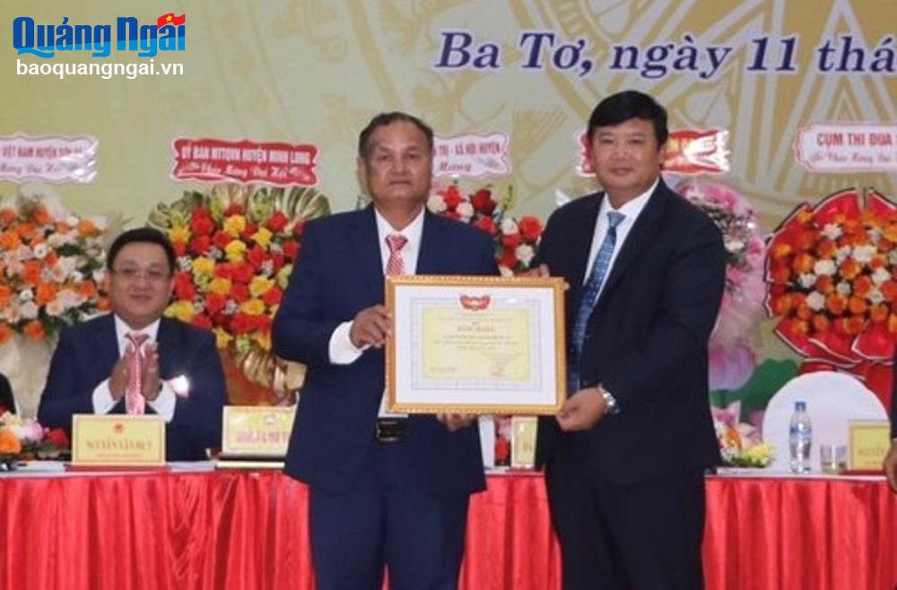 Trao Bằng khen của Ủy ban MTTQ Việt Nam tỉnh cho Ủy ban MTTQ Việt Nam huyện Ba Tơ. Ảnh: N. SƠN