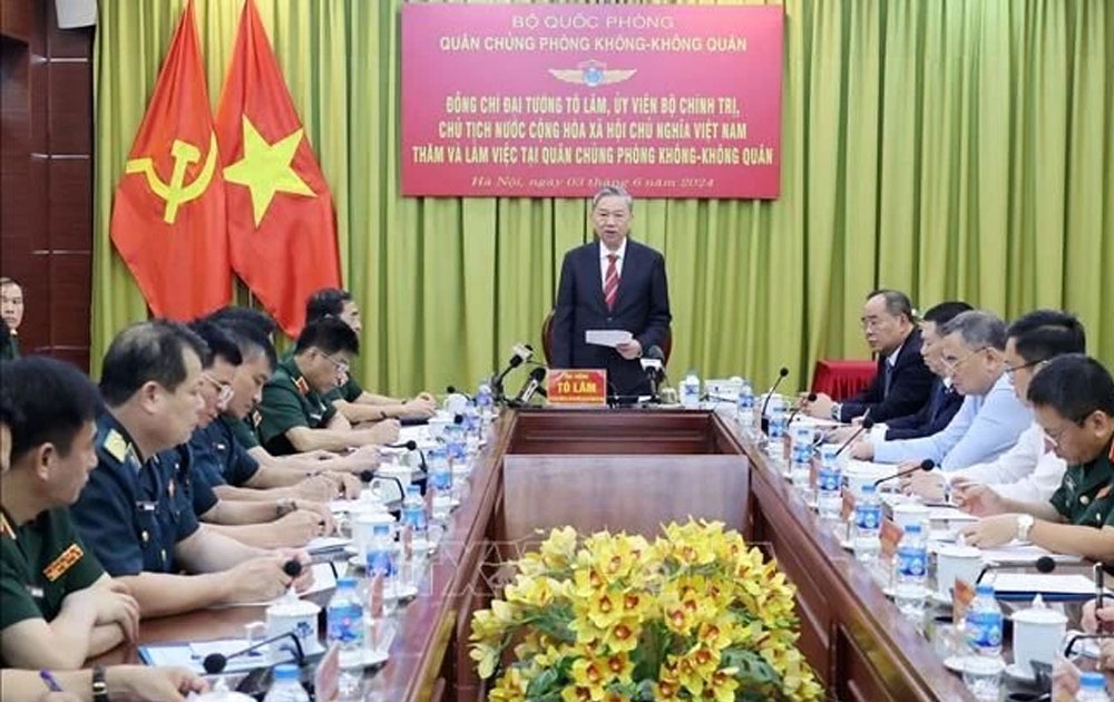 Chủ tịch nước Tô Lâm phát biểu chỉ đạo tại cuộc làm việc với Bộ Tư lệnh Quân chủng Phòng không-Không quân. (Ảnh: TTXVN)