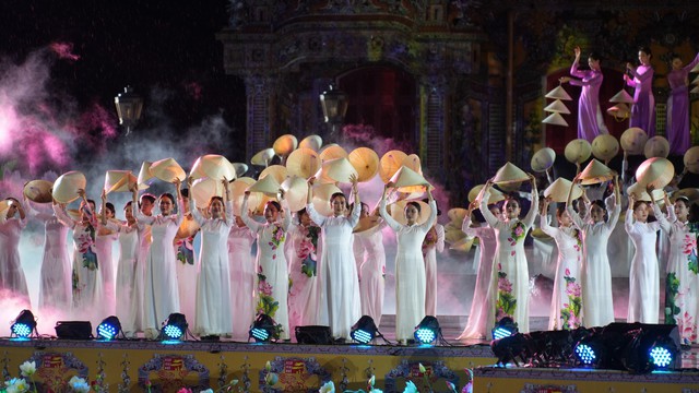 Trình diễn nón lá, áo dài tại lễ khai mạc Festival - Ảnh: VGP/Nhật Anh