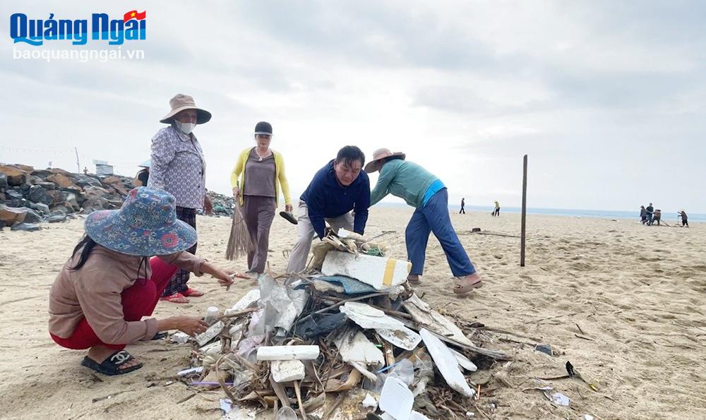 Người dân thôn Phổ An, xã Nghĩa An (TP.Quảng Ngãi) tham gia dọn rác, làm sạch bãi biển, tạo cảnh quan xanh - sạch - đẹp. 
Ảnh: TP
