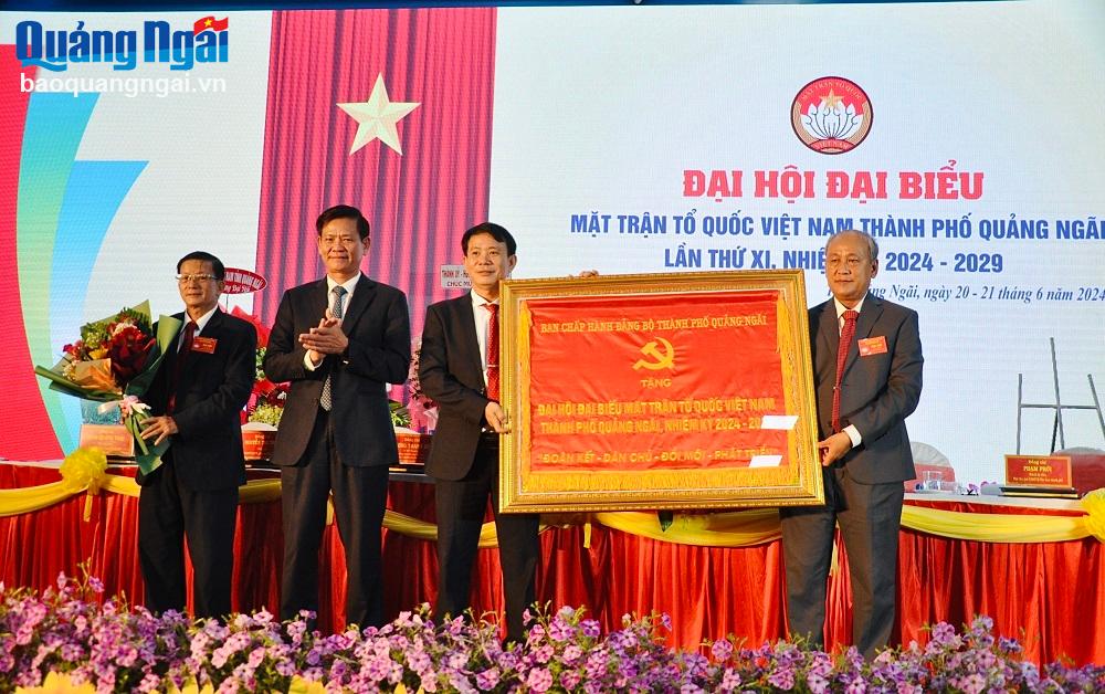 Bí thư Thành ủy Quảng Ngãi Ngô Văn Trọng tặng bức trướng chúc mừng đại hội.