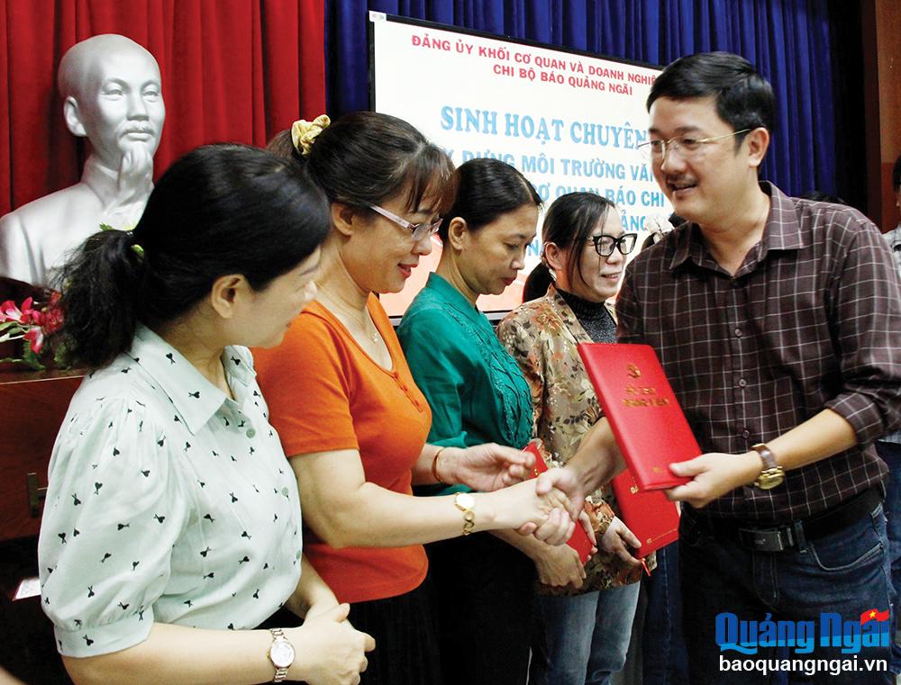 Chi bộ Báo Quảng Ngãi trao Sổ tay đảng viên cho đảng viên. 
Ảnh: PV