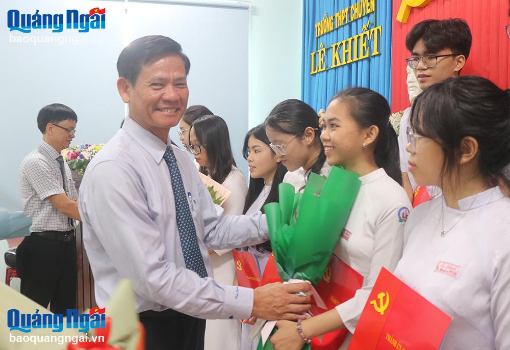 Bí thư Thành ủy Quảng Ngãi Ngô Văn Trọng tặng hoa chúc mừng các đảng viên mới.
