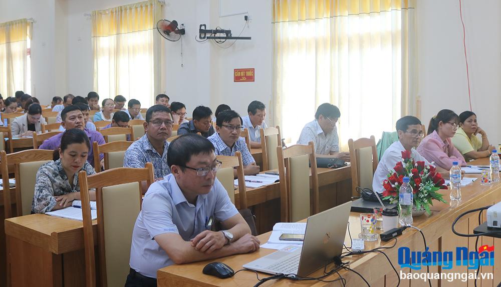 Phó Trưởng ban Dân vận Tỉnh ủy Trần Ngọc Nguyên truyền đạt chuyên đề quan điểm, chủ trương của Đảng về công tác dân vận.