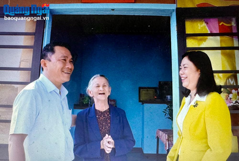 Bà Đặng Thị Xí (77 tuổi) ở xã Bình Thanh - mẹ nuôi liệt sĩ Lê Tấn Đực trong “Ngôi nhà cấp ủy” tinh tươm được xây mới từ năm 2020. Ảnh: SA HUỲNH