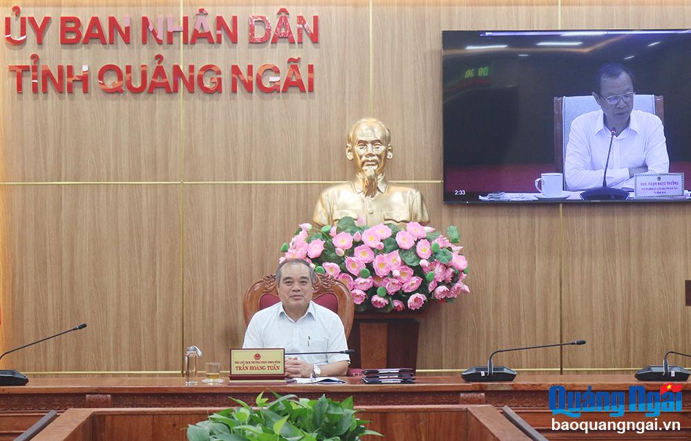 Phó Chủ tịch Thường trực UBND tỉnh Trần Hoàng Tuấn chủ trì hội nghị tại điểm cầu Quảng Ngãi.