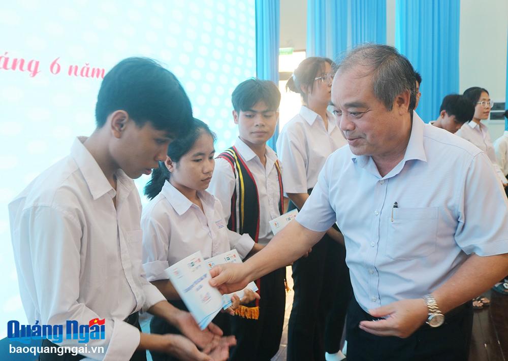 Phó Chủ tịch Thường trực UBND tỉnh Trần Hoàng Tuấn trao học bổng cho học sinh tham gia Kỳ thi tốt nghiệp THPT năm 2024 có hoàn cảnh khó khăn.