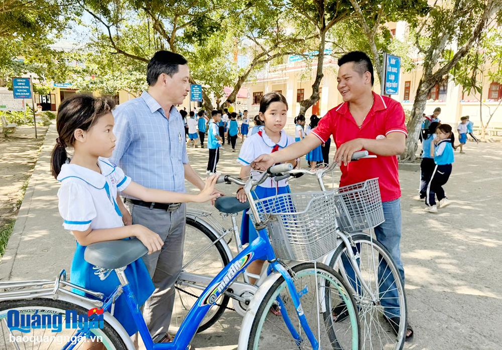 Anh Phạm Văn Phú, ở thôn Long Bàn, xã Tịnh An (TP.Quảng Ngãi) lắp ráp xe đạp tặng học sinh có hoàn cảnh khó khăn.  Ảnh: THANH THUẬN