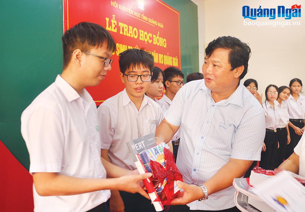Phó Chủ tịch Ủy ban MTTQ Việt Nam tỉnh Bùi Đức Thọ trao học bổng IVS cho học sinh vượt khó học giỏi môn tiếng Anh.