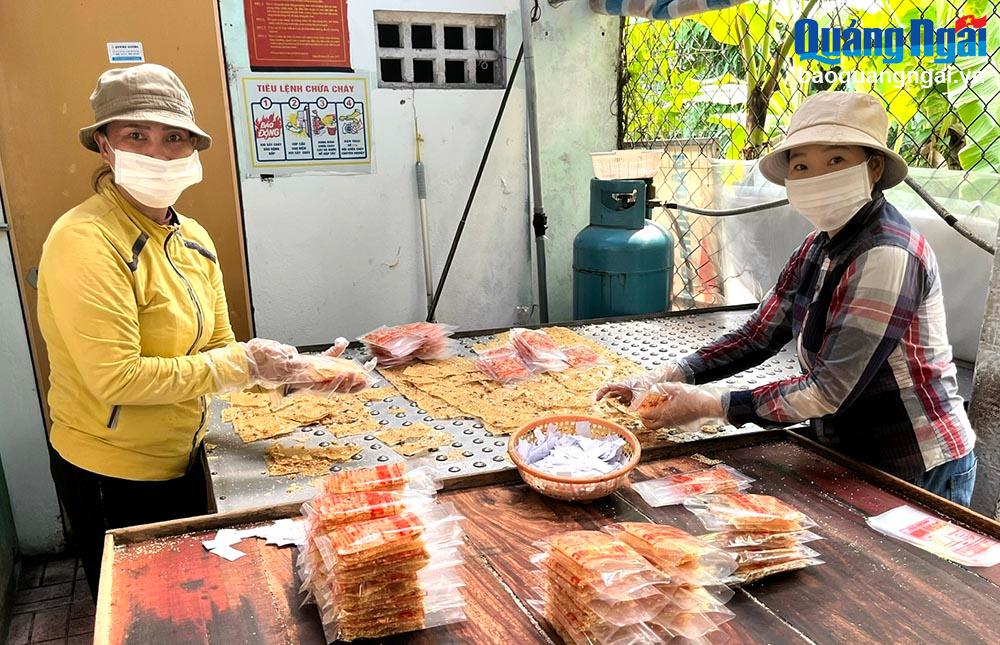 Sản phẩm kẹo gương Kim Ngọc, ở tổ 3 phường Chánh Lộ (TP.Quảng Ngãi), đã được công nhận sản phẩm OCOP được người tiêu dùng ưa chuộng.                                                                                                       Ảnh: P.DUNG