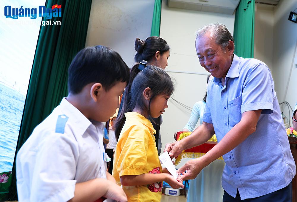 Nguyên Ủy viên Bộ Chính trị, nguyên Phó Thủ tướng Thường trực Chính phủ Trương Hòa Bình trao tặng học bổng cho các em học sinh là con ngư dân.