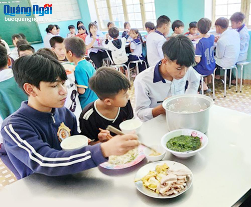 Học sinh Trường Tiểu học và THCS Ba Lế, xã Ba Lế   Học sinh (Ba Tơ) với những bữa cơm đầy đủ dinh dưỡng. Ảnh: H.THU