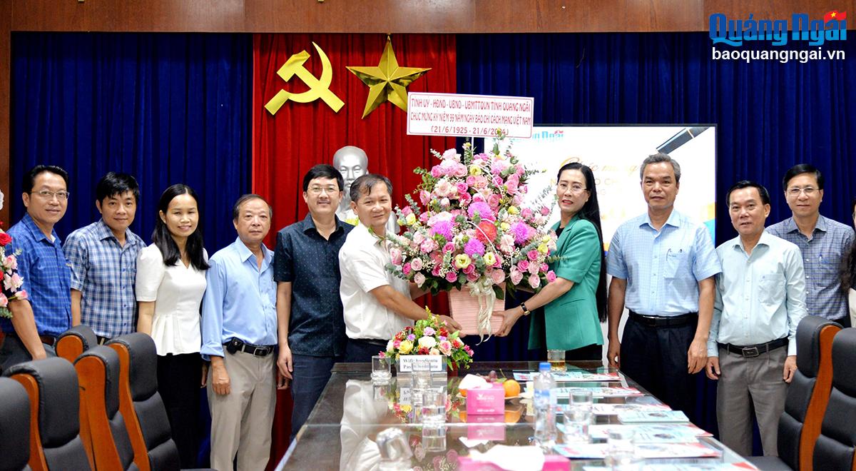 Bí thư Tỉnh ủy Bùi Thị Quỳnh Vân thăm, chúc mừng Báo Quảng Ngãi