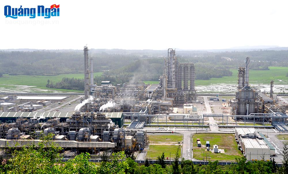 Nhà máy Lọc dầu Dung Quất, thuộc Công ty CP Lọc hóa dầu Bình Sơn.