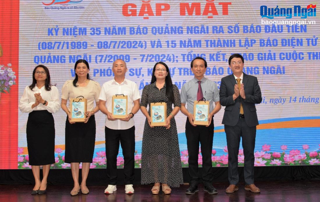 Phó Tổng biên tập Báo Quảng Ngãi Hà Hoàng Triều và lãnh đạo Sở VHTT&DL tặng tuyển tập phóng sự, ký sự cho các đơn vị, trường học trong tỉnh. 