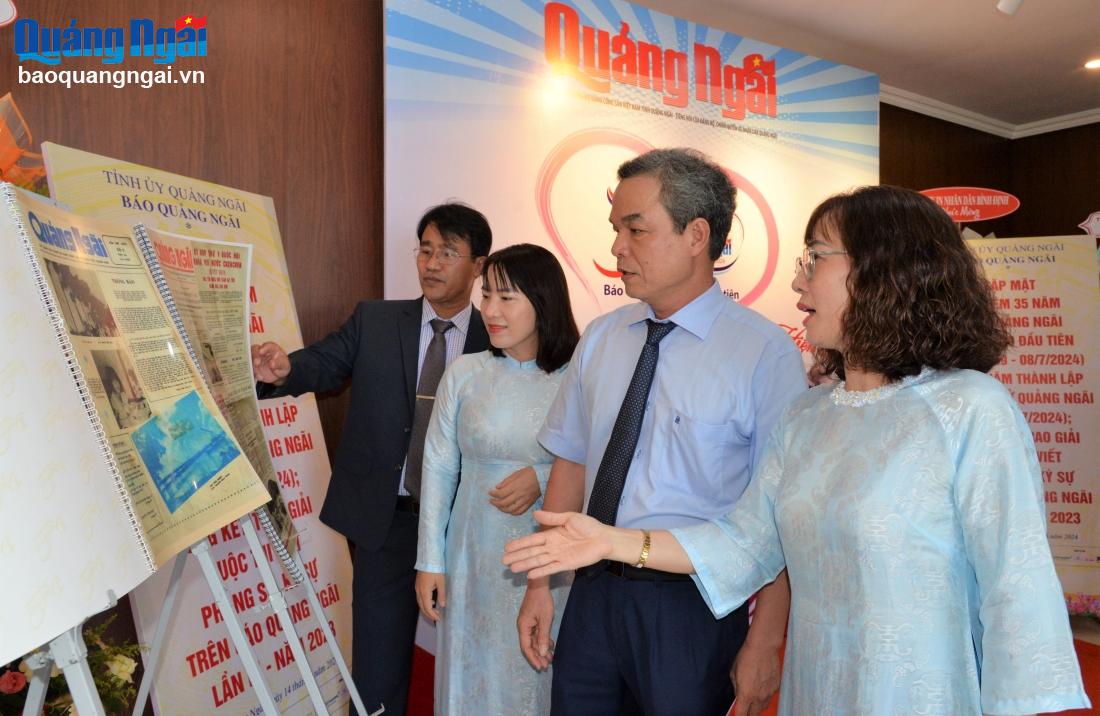 Trưởng ban Tuyên giáo Tỉnh ủy Đặng Ngọc Dũng xem các ấn phẩm đầu tiên của Báo Quảng Ngãi.