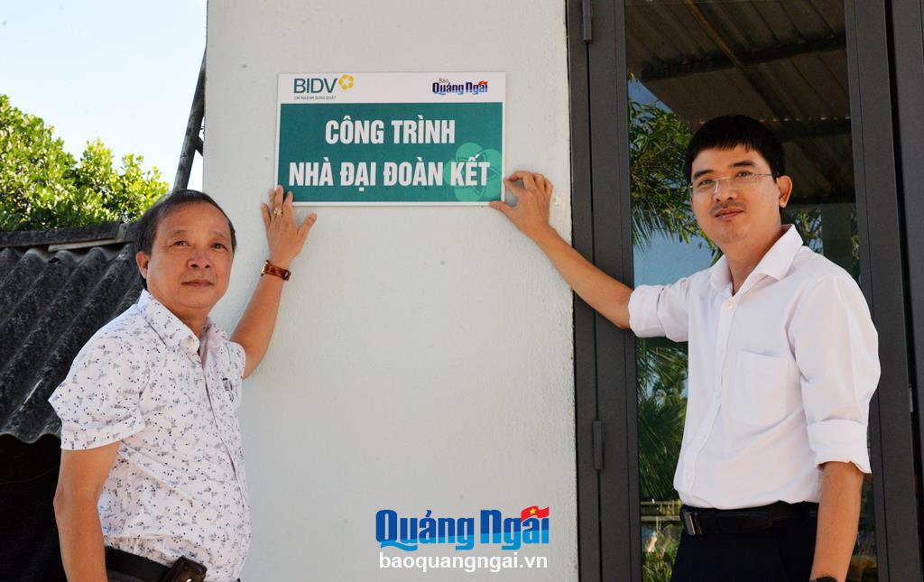 Gắn biển công trình Nhà đại đoàn kết.