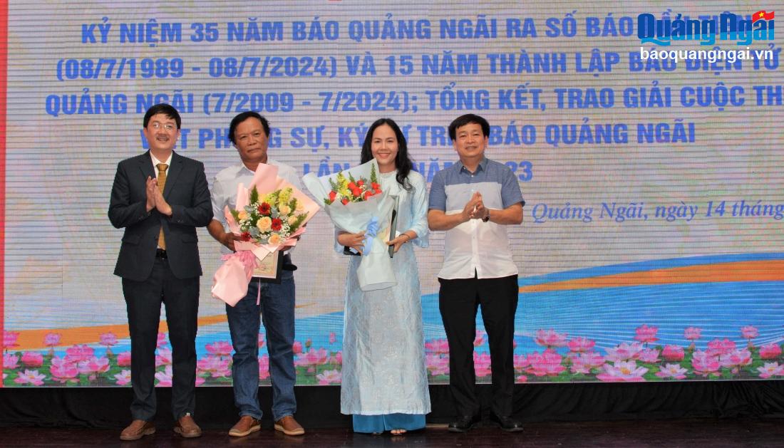 Phó Chủ tịch Thường trực HĐND tỉnh Nguyễn Cao Phúc và Phó Tổng Biên tập Báo Quảng Ngãi Hà Hoàng Triều trao giấy chứng nhận cho các tác giả đạt giải B.