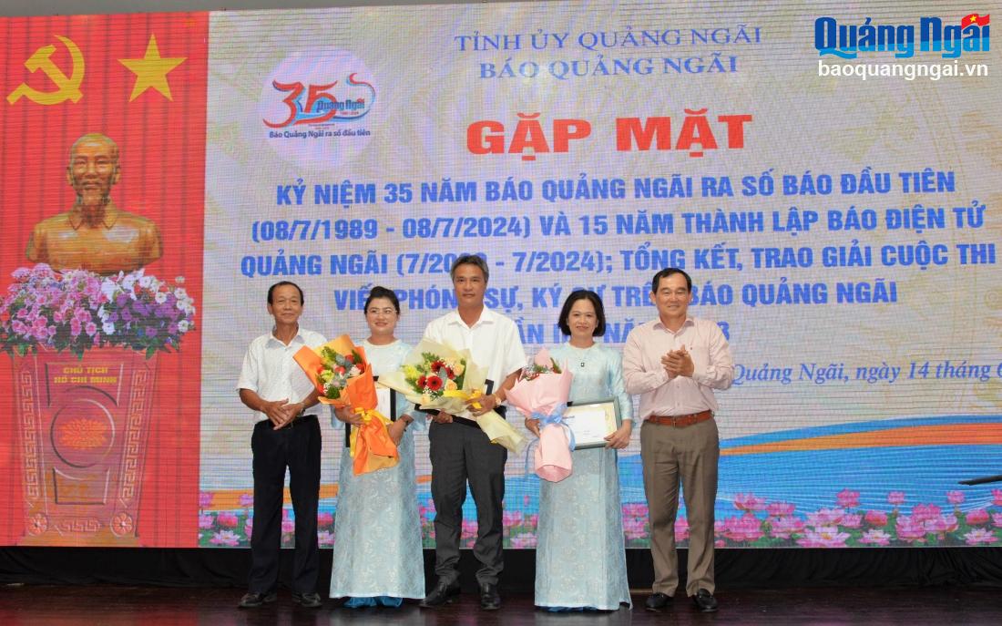 Phó Chủ tịch Thường trực Ủy ban MTTQ Việt Nam tỉnh Nguyễn Xuân Mến và Chủ tịch Hội Nhà báo tỉnh Trần Cao Tánh trao giấy chứng nhận cho các tác giả đạt giải C.