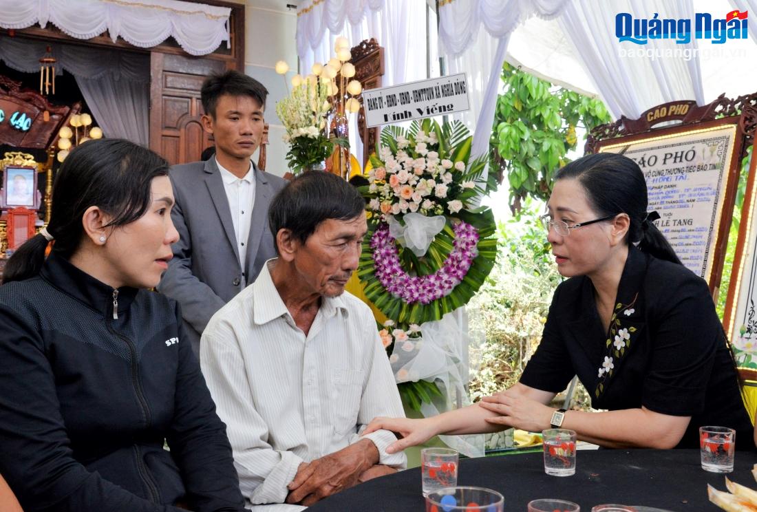 Ủy viên Trung ương Đảng, Bí thư Tỉnh ủy, Chủ tịch HĐND tỉnh Bùi Thị Quỳnh Vân chia buồn cùng gia đình các nạn nhân.