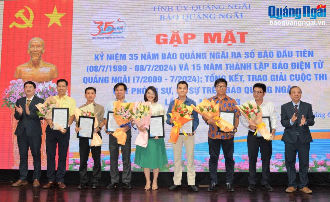 Ban Biên tập Báo Quảng Ngãi trao hoa và thư cảm ơn cho các doanh nghiệp, đơn vị đã đồng hành thực hiện các hoạt động an sinh xã hội.