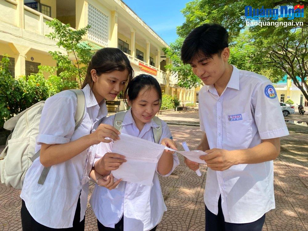 Thí sinh trao đổi bài sau khi hoàn thành bài thi tại điểm Trường THPT Ba Gia (Sơn Tịnh).