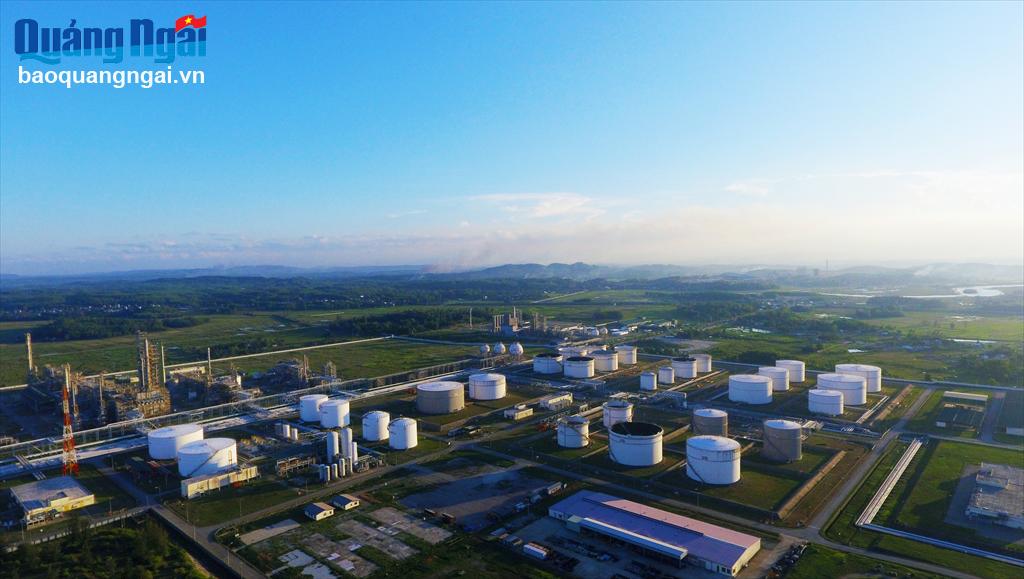 Bể chứa sản phẩm Nhà máy Lọc dầu Dung Quất.