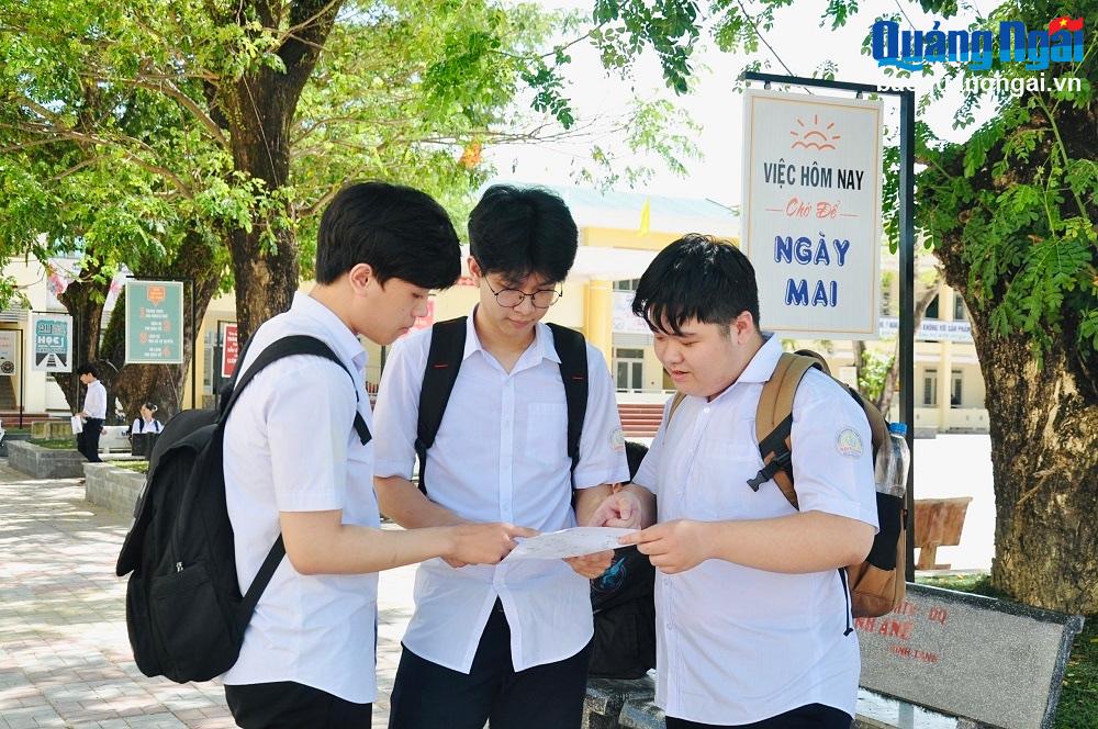 Thí sinh ở điểm thi Trường THPT Bình Sơn (Bình Sơn) trao đổi bài sau khi hoàn thành bài thi môn Ngữ văn.