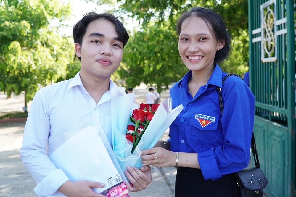 Thí sinh Nguyễn Binh nhận hoa chúc mừng từ bạn mình tại điểm thi Trường THPT Chu Văn An (Tư Nghĩa).