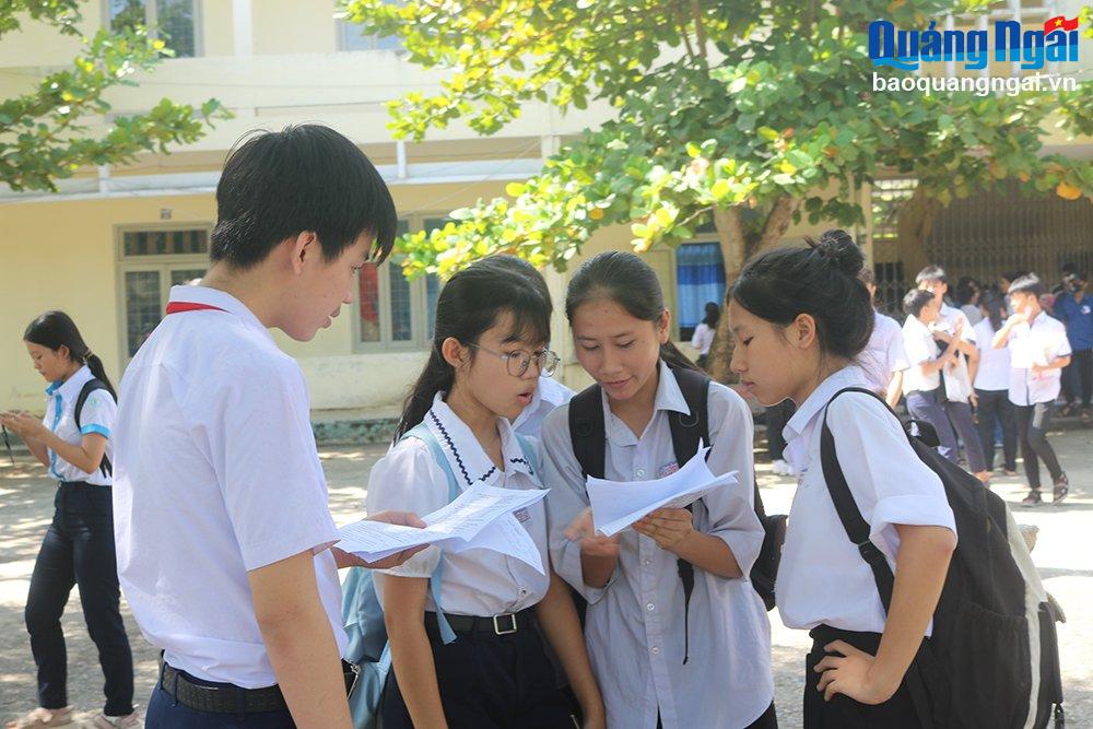 Thí sinh dự thi tại Hội đồng coi thi Trường THPT Chu Văn An (Tư Nghĩa) trao đổi sau khi hoàn thành môn thi tiếng Anh.