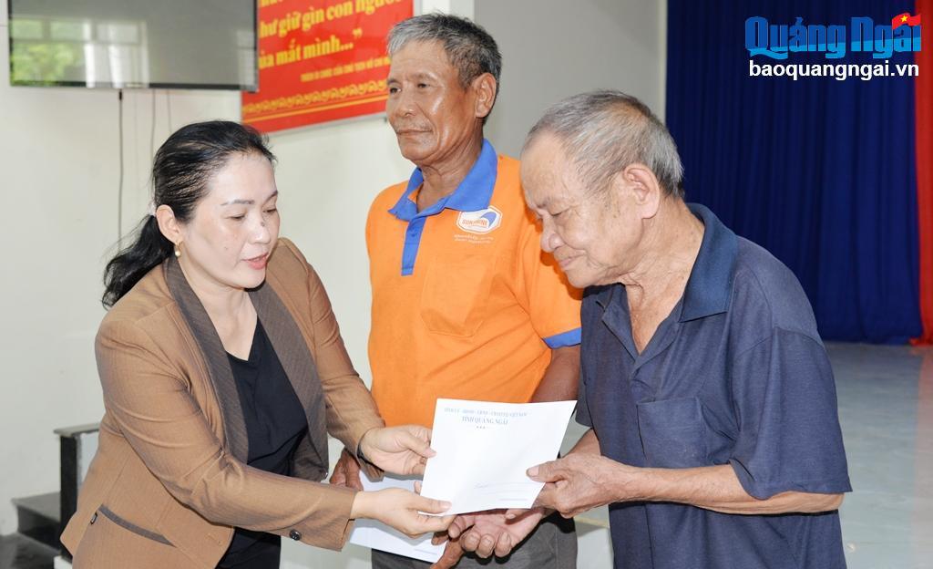 Phó Bí thư Tỉnh ủy Đinh Thị Hồng Minh thăm hỏi, tặng quà cho  thương, bệnh binh, ở xã Ba Dinh (Ba Tơ), tháng 7/2023.
Ảnh: TH.PHƯƠNG