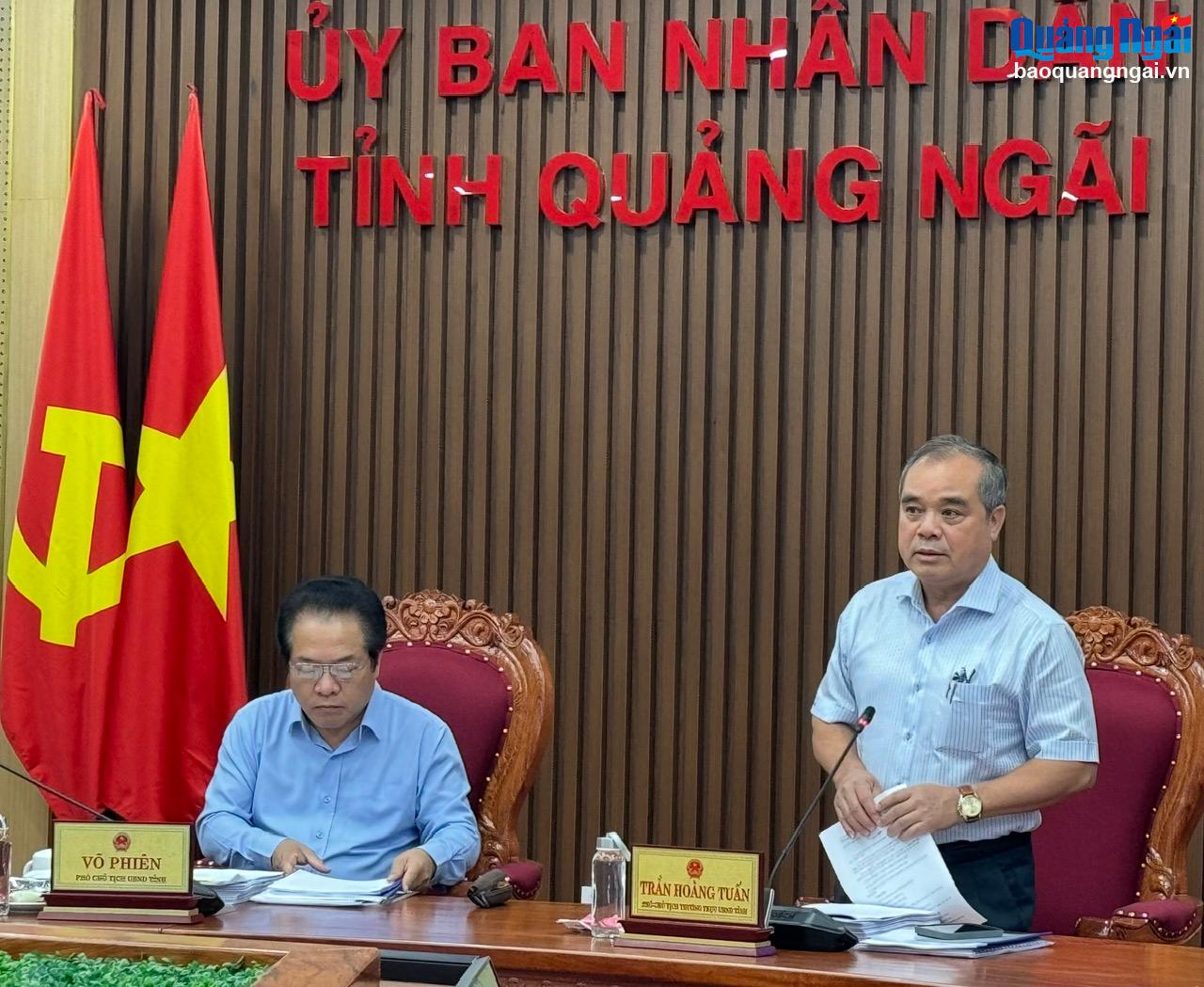 Phó Chủ tịch Thường trực UBND tỉnh Trần Hoàng Tuấn phát biểu tại cuộc hop