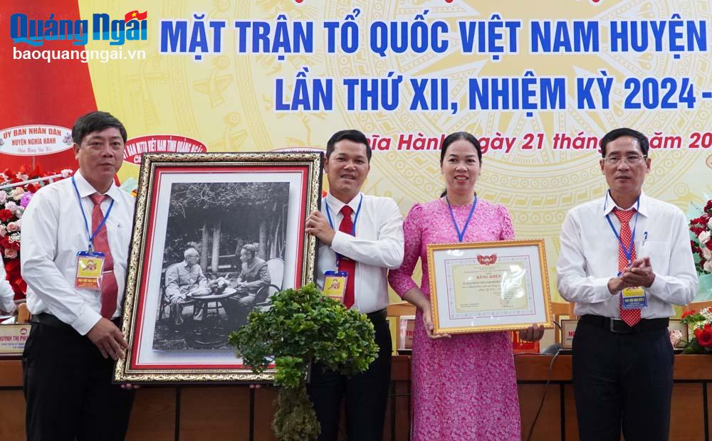 Phó Chủ tịch Ủy ban MTTQ Việt Nam tỉnh Trần Hòa tặng tranh và trao Bằng khen của Ủy ban MTTQ Việt Nam tỉnh cho Ủy ban MTTQ Việt Nam huyện Nghĩa Hành.