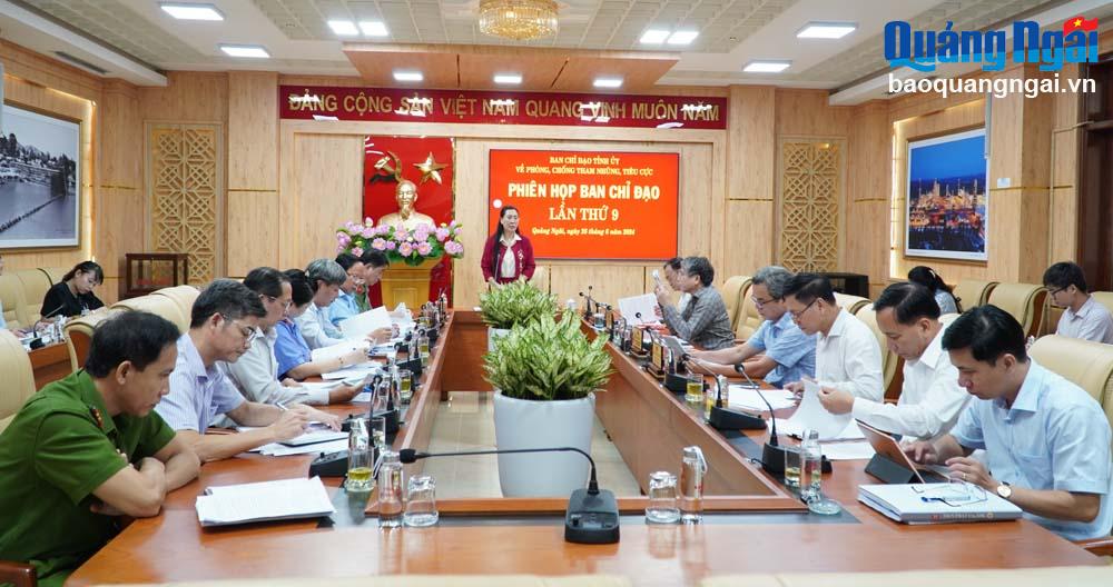 Ủy viên Trung ương Đảng, Bí thư Tỉnh ủy, Chủ tịch HĐND tỉnh Bùi Thị Quỳnh Vân phát biểu tại phiên họp.