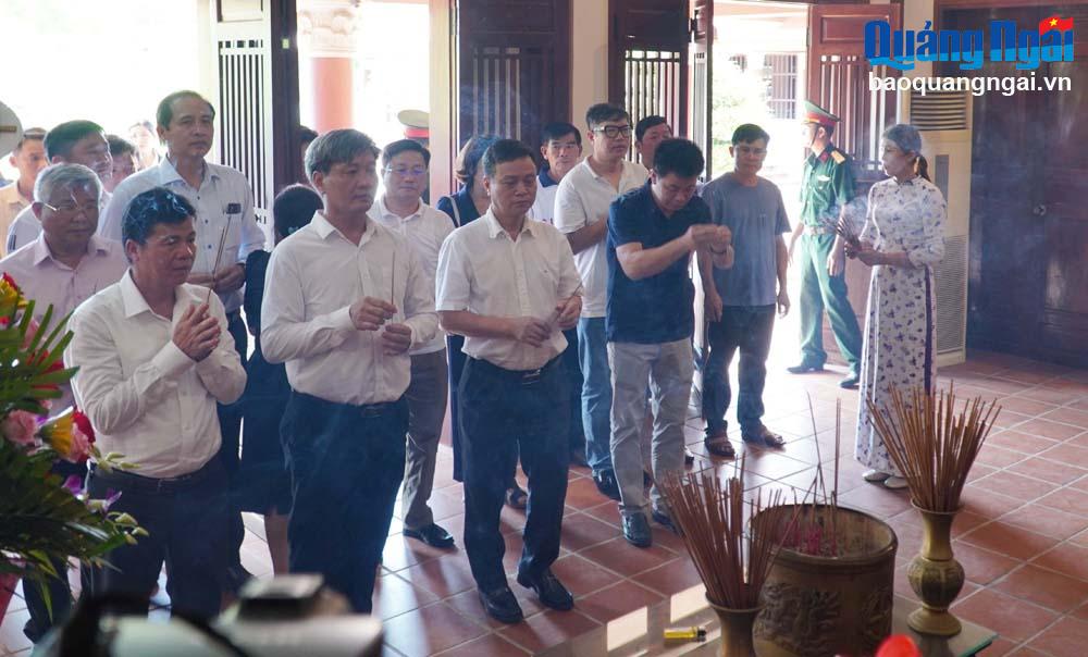 Lãnh đạo Ban Nội chính các Tỉnh ủy, Thành ủy thuộc Cụm thi đua số III dâng hương cố Thủ tướng Phạm Văn Đồng.
