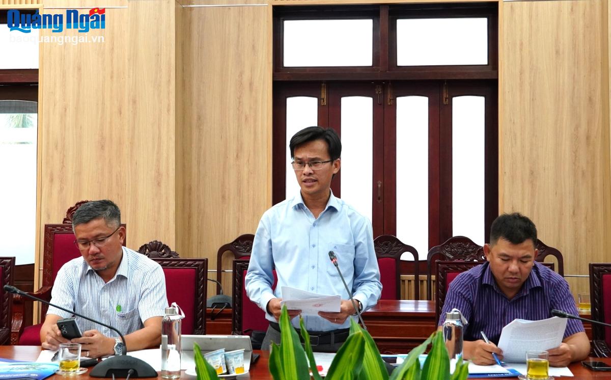 Lãnh đạo UBND huyện Bình Sơn trao đổi tại cuộc họp.