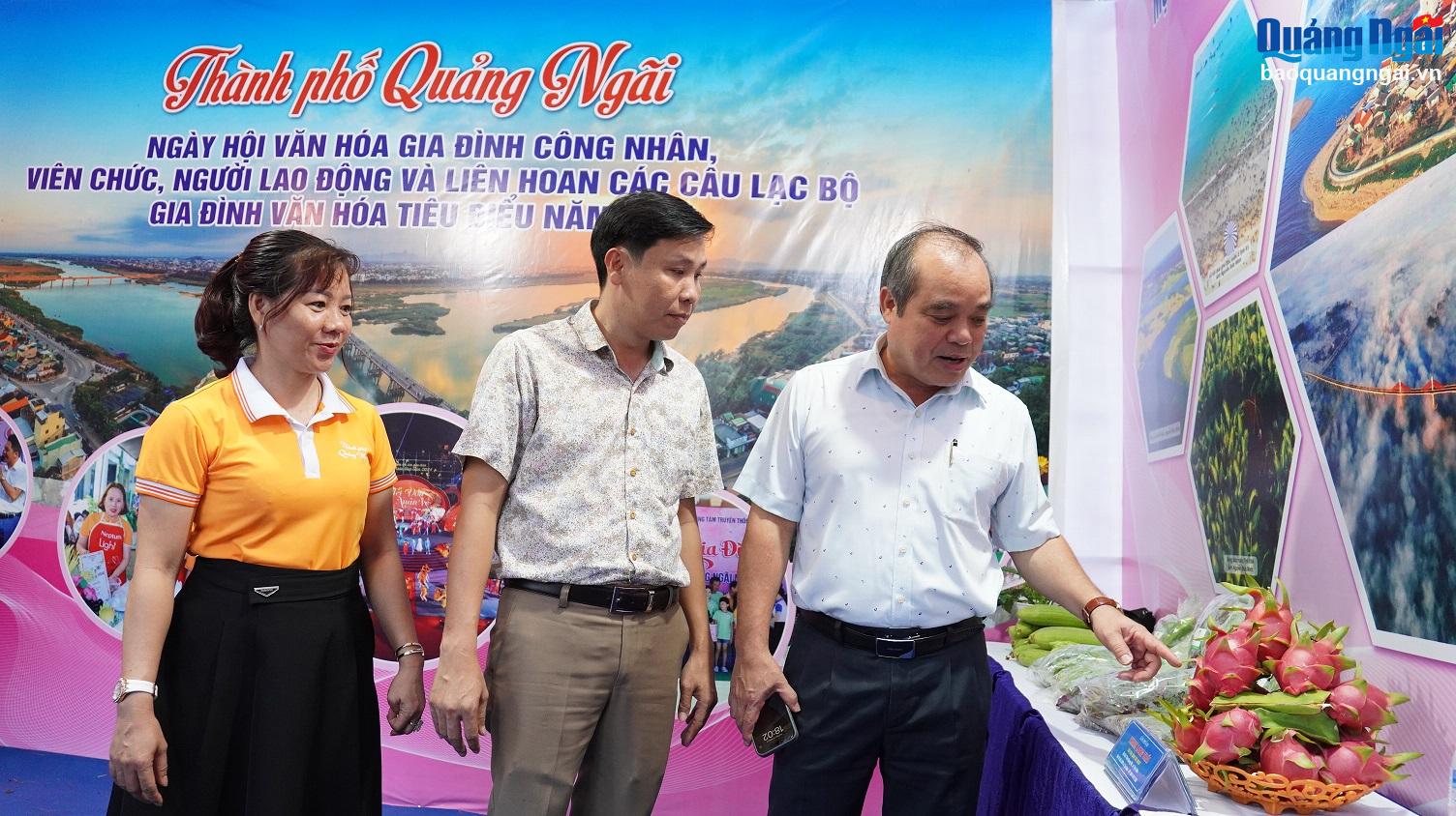 Phó Chủ tịch Thường trực UBND tỉnh Trần Hoàng Tuấn tham quan một số gian hàng trưng bày tại ngày hội.