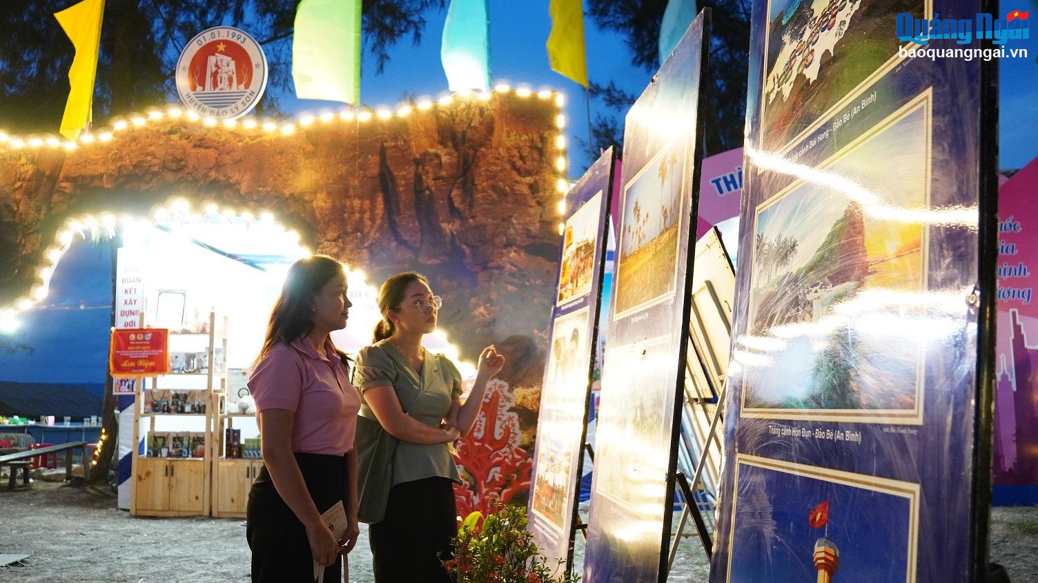 Gian triển lãm ảnh tại ngày hội cũng thu hút sự tham quan của nhiều người dân, du khách.