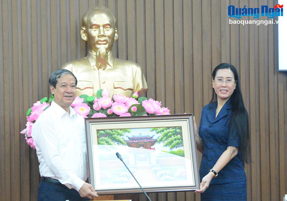 Bộ trưởng Bộ GD&ĐT Nguyễn Kim Sơn tặng quà lưu niệm cho tỉnh Quảng Ngãi. 