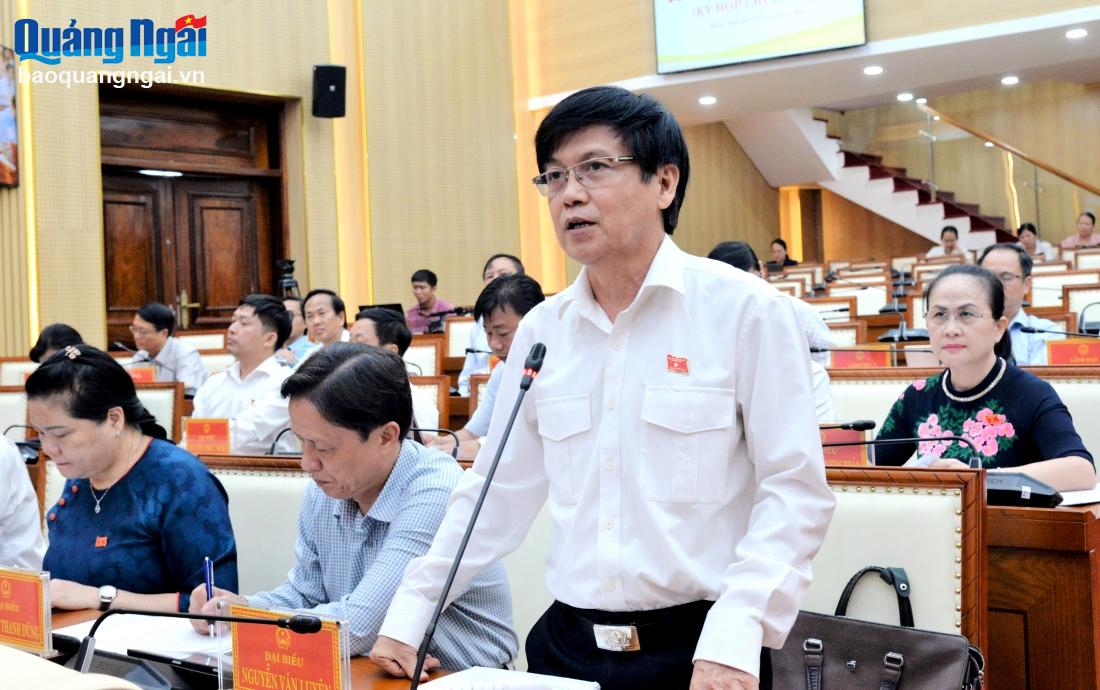 Giám đốc Sở Tài chính Nguyễn Văn Luyện tham gia thảo luận tại kỳ họp.