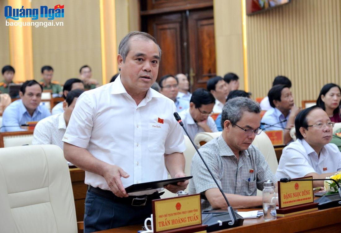 Phó Chủ tịch Thường trực UBND tỉnh Trần Hoàng Tuấn tham gia thảo luận tại kỳ họp.