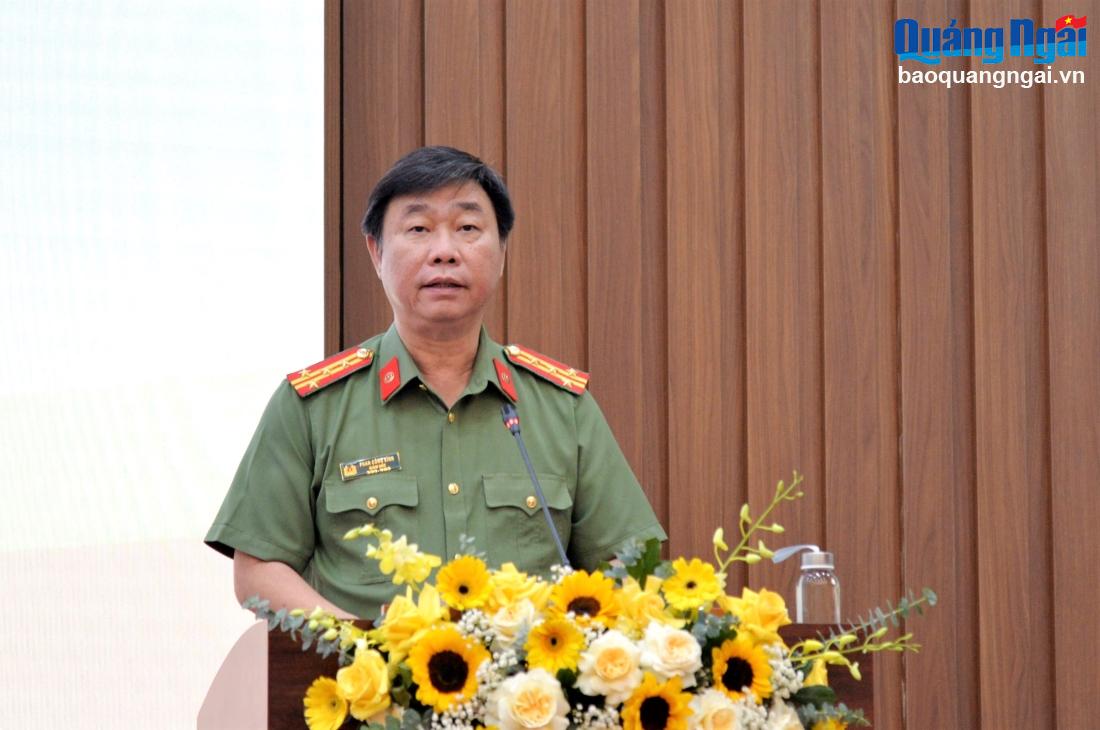 Đại tá Phan Công Bình - Giám đốc Công an tỉnh đọc tờ trình của UBND tỉnh liên quan đến quy định về việc thành lập Tổ bảo vệ an ninh, trật tự.