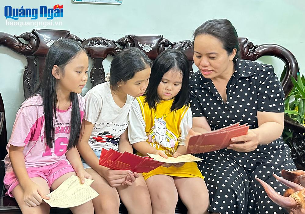 Cô giáo Trần Thị Thúy Hằng chia sẻ với các con, cháu của mình về niềm vui hiến máu tình nguyện.