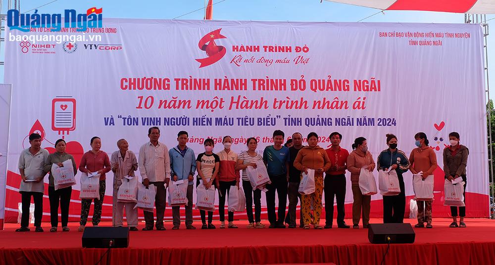 Đại diện Ngân hàng TMCP Đầu tư và Phát triển Việt Nam - Chi nhánh Quảng Ngãi tặng quà cho người dân có hoàn cảnh khó khăn.