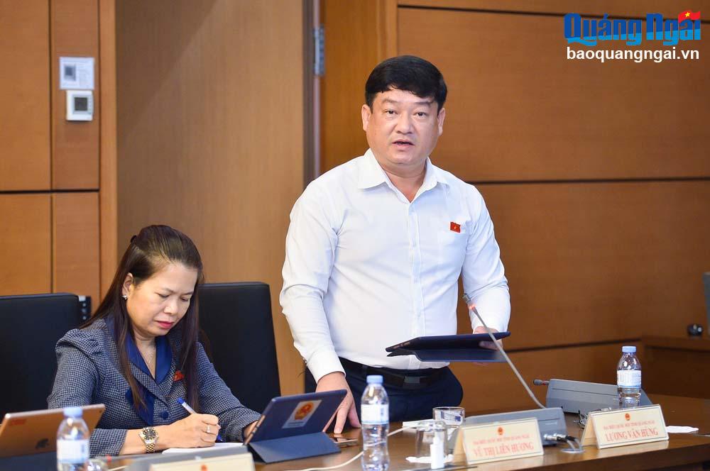 Đại biểu Lương Văn Hùng - Phó Chánh án TAND tỉnh Quảng Ngãi phát biểu tại buổi thảo luận. Ảnh: V.TÂN