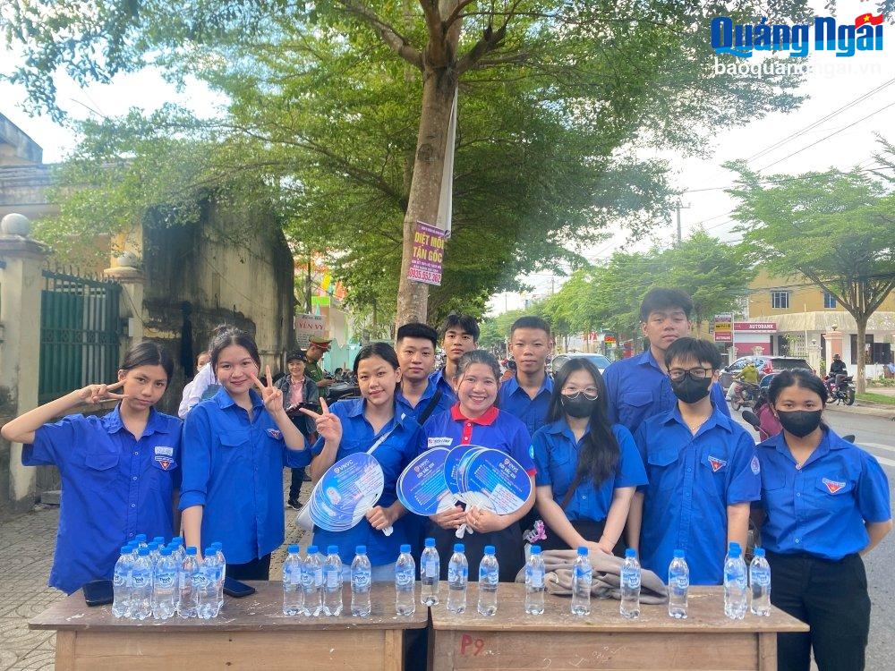 Các tình nguyện viên tiếp sức cho thí sinh đến buổi thi cuối cùng tại điểm thi Trường THPT Huỳnh Thúc Kháng (TP.Quảng Ngãi).