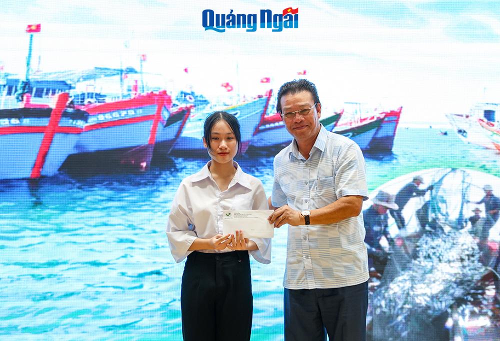 Thiếu tướng, PGS, TS, thầy thuốc nhân dân Nguyễn Hồng Sơn trao tặng học bổng đặc biệt trị giá 5 triệu đồng cho học sinh có hoàn cảnh khó khăn.