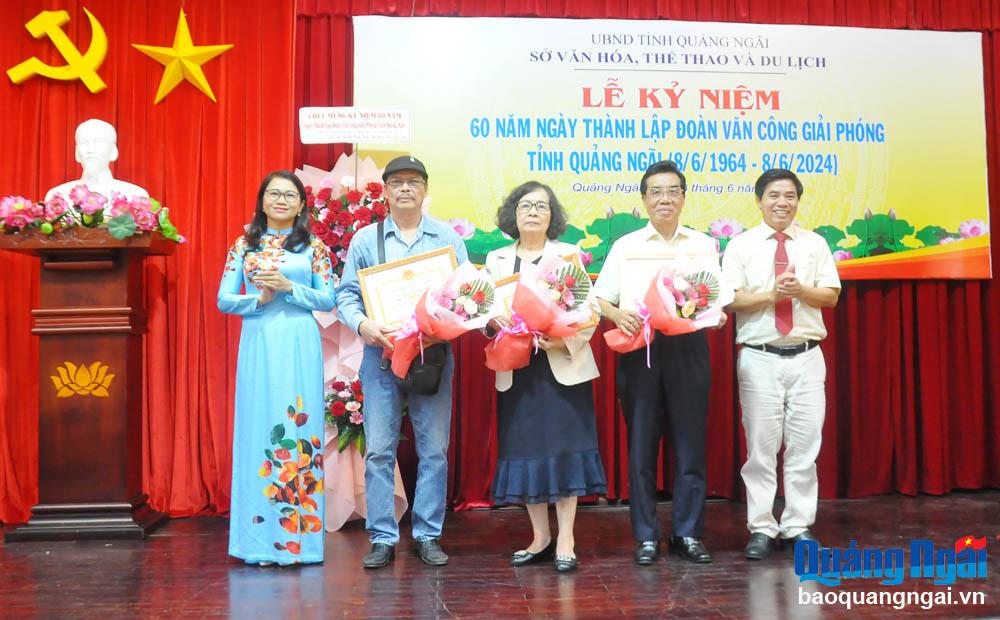 Lãnh đạo Sở VH-TT&DL tặng Giấy khen cho các cá nhân đóng góp tích cực cho hoạt động của Ban liên lạc Đoàn Văn công Giải phóng tỉnh Quảng Ngãi.